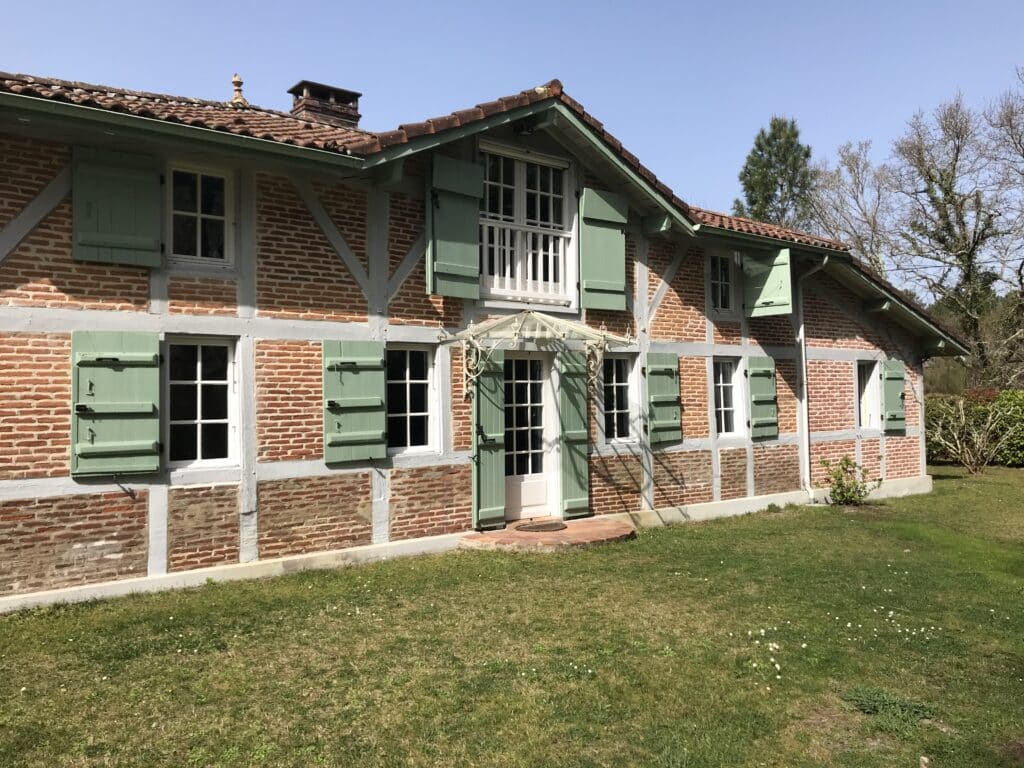 façade la landaise-petitcaoule-piscine-chevaux-maison-location-landes-maison à louer-accueil chevaux-maison à louer avec piscine
